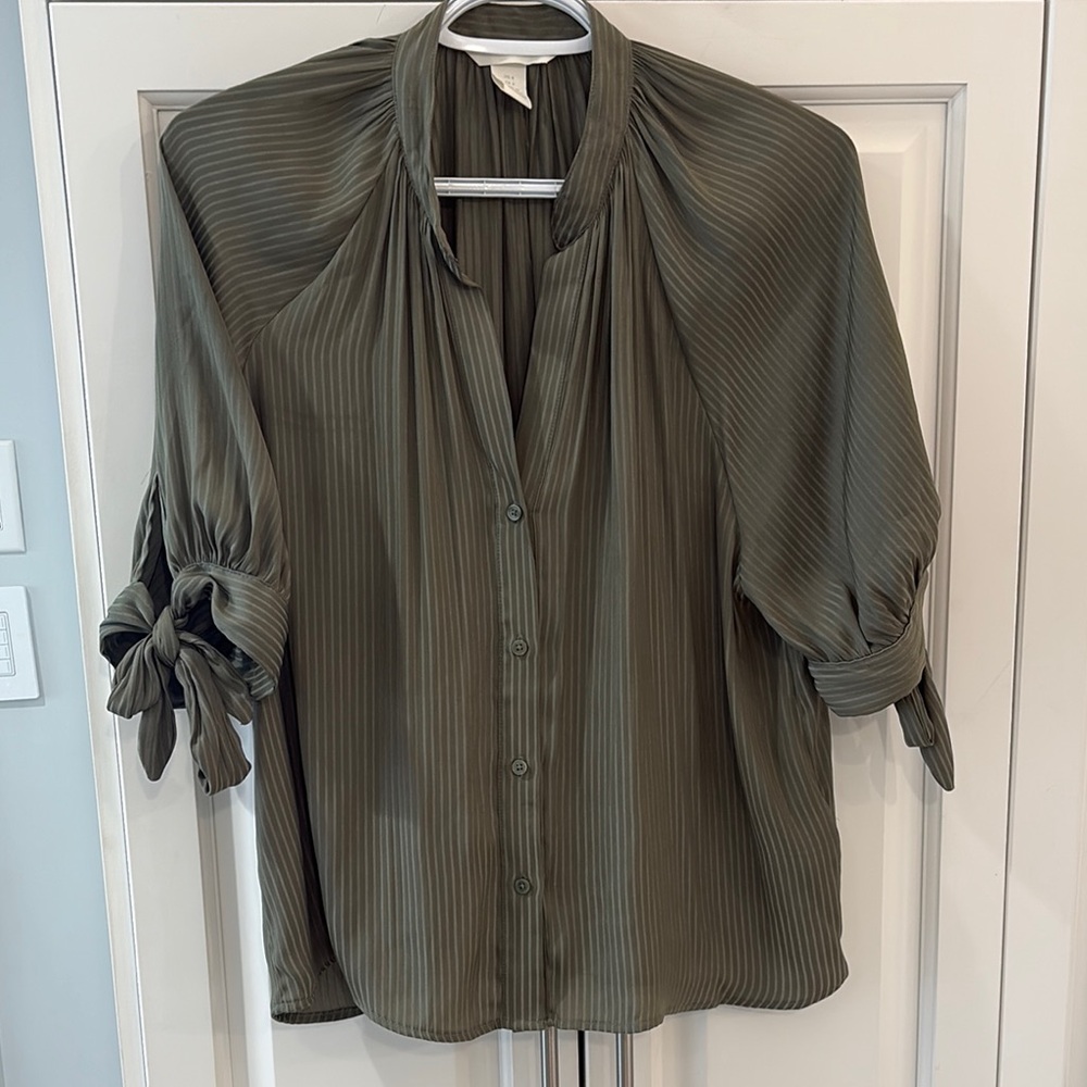 H&M Green 3/4 Sleeve Button Down Blouse